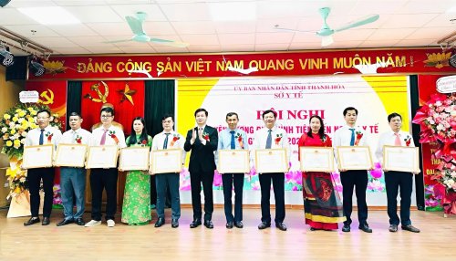 trao giấy khen.jpg