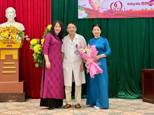 gen-h-bác lập tặng hoa.jpg