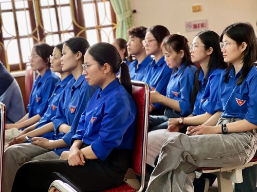 c&aacute;c bạn ngồi.jpg