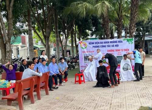 cắt t&oacute;c nga.jpg