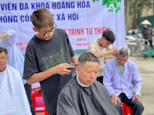 cắt t&oacute;c 2.jpg