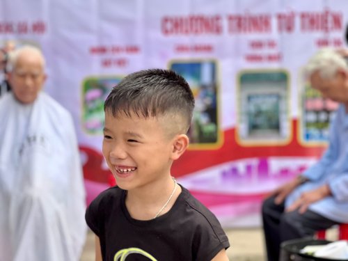 cắt t&oacute;c b&eacute;.jpg