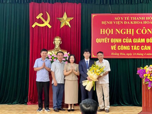 đại diện chụp ảnh với alanhx đạo x&atilde;.jpg